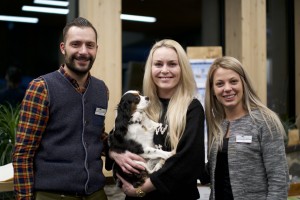 Lindsey Vonn (Mitte) mit Stephan Gramm und Sara Moser von "The Panoramic Lodge" in Reinswald