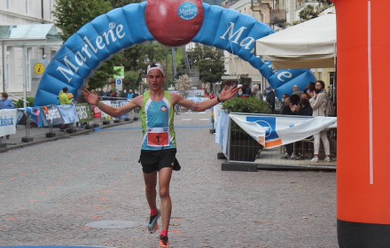 Hofer_Michael_Zieleinlauf_arrivo_Half_Marathon_Meran-Algund_Credits_hkMedia