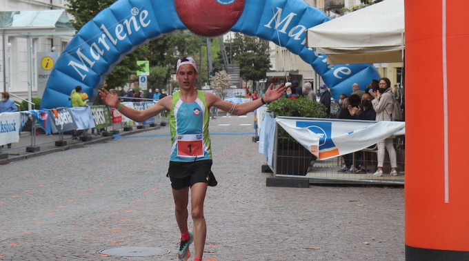 Hofer_Michael_Zieleinlauf_arrivo_Half_Marathon_Meran-Algund_Credits_hkMedia